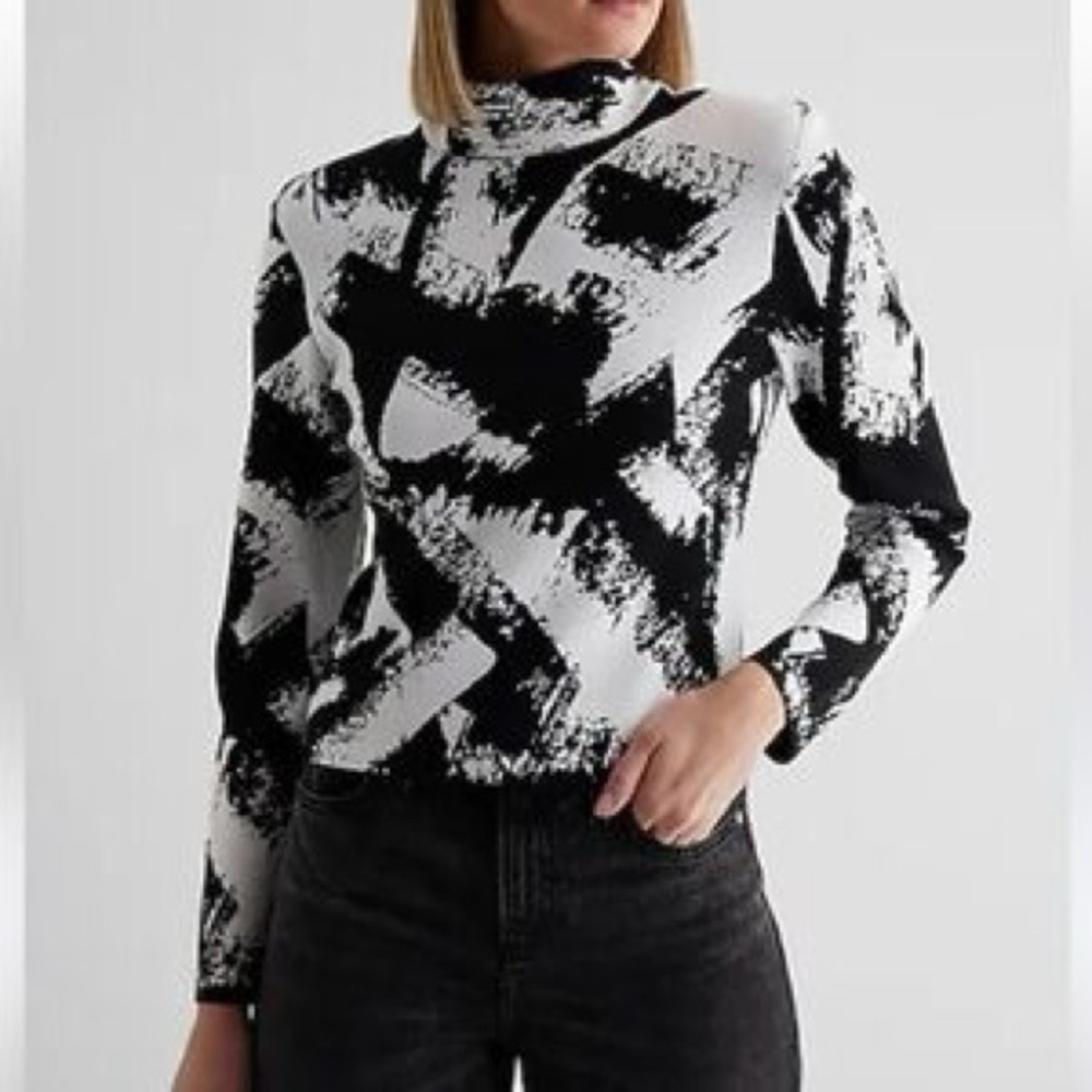 Express‎ Black and White Patterned Sweater Size Large
